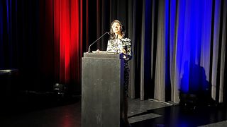 Aras hält einen Vortrag 