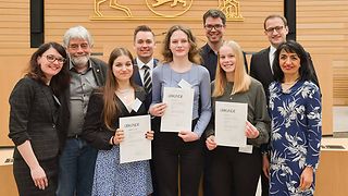 Gruppenfoto mit den Preisträgerinnen, Muhterem Aras, Christine Neumann-Martin und weiteren Landtagsabgeordneten.