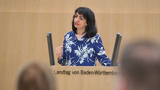 Muhterem Aras spricht am Rednerpult.