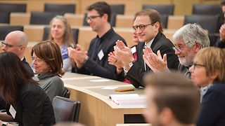 Im Publikum sitzen einige Abgeordnete.