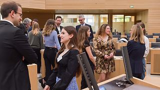 Die Preisträgerinnen und ihre Begleitungen sprechen mit Landtagsabgeordneten.