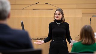 Die Bundessiegerin von 2018, Jana Daur, moderiert