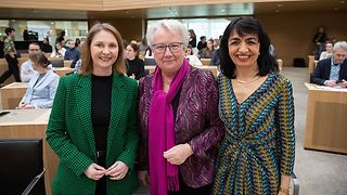 Muhterem Aras mit Annette Schavan und Sandra Boser im Plenarsaal