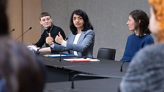 Landtagspräsidentin Muhterem Aras im Gespräch mit Jugendlichen