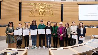 Gruppenbild mit Muhterem Aras, Sandra Boser, Annette Schavan und den Finalistinnen und Finalisten
