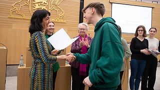 Muhterem Aras gratuliert dem Sieger der Altersgruppe 2