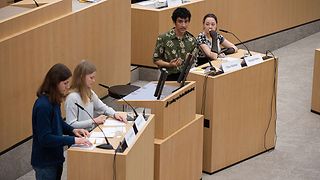 Finalistinnen und Finalisten der Altersgruppe 1 debattieren