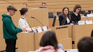 Debattantinnen und Debattanten der Altersgruppe 2 diskutieren