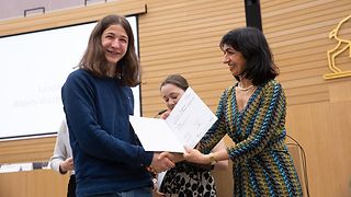 Landtagspräsidentin Muhterem Aras gratuliert dem Sieger der Altersgruppe 1