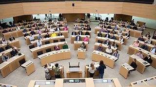 Im Publikum im Plenarsaal sitzen viele Schülerinnen und Schüler