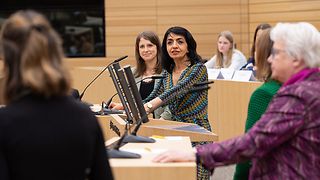 Muhterem Aras spricht auf dem Podium mit Staatssekretärin Sandra Boser, Bundesministerin a.D. Annette Schavan und Tatjana Linke