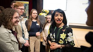 Landtagspräsidentin Muhterem Aras spricht mit einer Gruppe junger Menschen