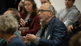 Ein Mann aus dem Publikum stellt eine Frage