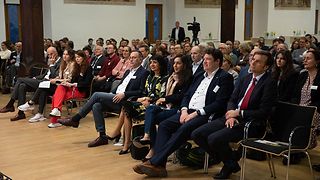 Im Publikum sitzen die Landtagsabgeordneten Nese Erikli und Michael Joukov sowie der Bürgermeister Dr. Andreas Osner neben Muhterem Aras