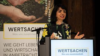 Landtagspräsidentin Muhterem Aras spricht am Rednerpult