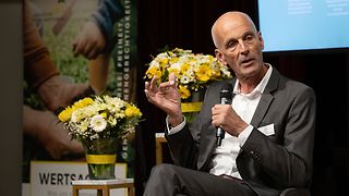 Prof. Dr. Claudius Marx spricht auf dem Podium