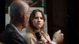 Isabelle Lindenfelser hört Prof. Dr. Claudius Marx auf dem Podium zu