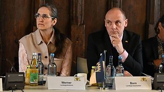 Landtagsvizepräsident Daniel Born und die Direktorin beim Landtag, Christine Werner, auf der Konferenz.