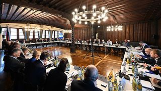 Die Vertreterinnen und Vertreter der Länder- und Kantonsparlamente im Konferenzsaal