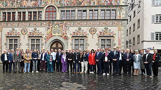 Gruppenfoto mit den Vertreterinnen und Vertretern der Länder- und Kantonsparlamente in Lindau