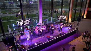 Die Band „RasgaRasga“ auf der Bühne in der Lobby