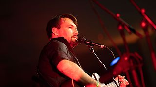 Nikita Gorbunov auf der Bühne mit Gitarre