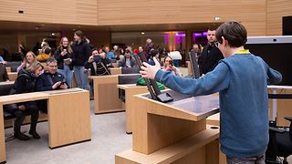 Besucherinnen und Besucher im Plenarsaal