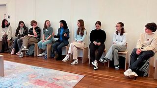 Landtagspräsidentin Aras spricht mit Schülerinnen.