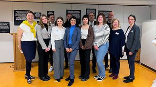 Gruppenfoto mit Muhterem Aras vor Ausstellungsschildern