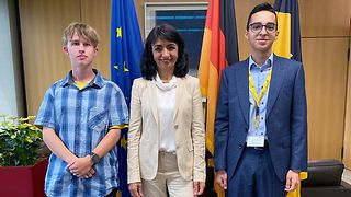 Die Quizgewinner stehen links und rechts von der Landtagspräsidentin in ihrem Dienstzimmer.