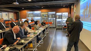 Die Delegation informiert sich beim Militär- und Grenzschutzkommando für Nordfinnland in Kajaani.