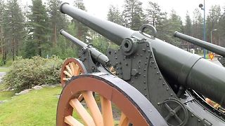Historische Geschütze am Eingang zur Brigade in Kajaani