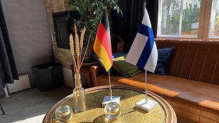 Flaggen Deutschlands und Finnlands auf einem Stehtisch
