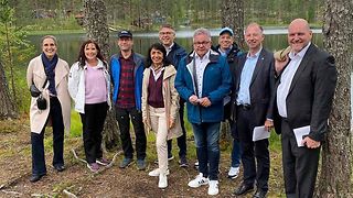 Christine Werner, Landtagsdirektorin, Anne Sormunen, Bürgermeisterin von Utajärvi, Thomas Virta, Projektleiter Utajärvi-Energieprojekt, Landtagspräsidentin Muhterem Aras sowie die Abgeordneten Bernd Mettenleiter, Guido Wolf, Nicolas Fink, Dr. Rainer Balzer und Stephen Brauer im Nationalpark Rokua