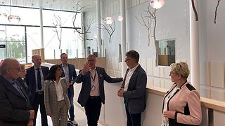 Die Delegation besucht das neue Krankenhaus von Kajaani.