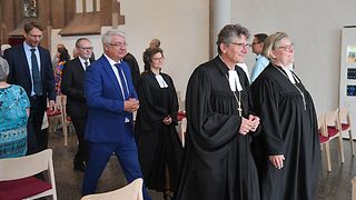 Landesbischöfin Springhart, Landesbischof Gohl, Kirchenrätin Engelmann und Kirchenrat Steinbrecher ziehen gemeinsam aus der Kirche aus. 