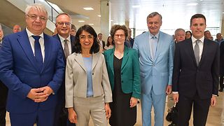 Kirchenrat Volker Steinbrecher, SPD-Fraktionsvorsitzender Andreas Stoch, Landtagspräsidentin Muhterem Aras, Kirchenrätin Arngard Uta Engelmann, FDP/DVP-Fraktionsvorsitzender Dr. Hans-Ulrich Rülke und CDU-Fraktionsvorsitzender Manuel Hagel beim Empfang im Landtag.