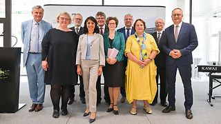 Gruppenbild mit der Landtagspräsidentin, Kirchenrätin Engelmann, Kirchenrat Steinbrecher, den Bischöf:innen und Politiker:innen