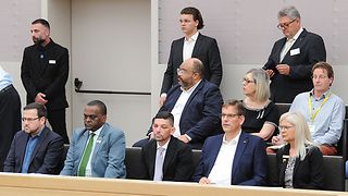 Die südafrikanische Delegation sitzt in der Plenarsitzung im Landtag von Baden-Württemberg auf der Besuchertribüne.