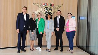 Gruppenfoto mit Dr. Erik Schweickert MdL, Beverley Schäfer, Deputy Speaker des Parlaments der Provinz Westkap, Dr. Nicole Hoffmeister-Kraut, Daylin Mitchell, Speaker des Parlaments der Provinz Westkap, und Katrin Schindele MdL