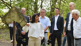 Landtagspräsidentin Aras auf dem Gedenkpfad des Mahnmals KZ Gedenkstätte Hailfingen/Tailfingen