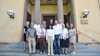 Gruppenfoto vor der ehemaligen Synagoge Rexingen