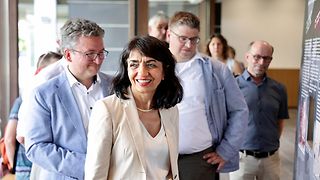 Aras mit OB Bulander und Abgeordnetem Lede Abal am Erinnerungskubus im Rathaus Mössingen