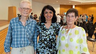 Aras trifft Paul Ayen, einen Verwandten von Mössinger Streikenden von 1933, und die direkte Nachfahrin von Streikenden, Rosemarie Vogt.