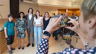 Die Landtagspräsidentin macht ein Foto mit den Tübinger Jugendguides Timna, Jerôme, Lisa und Anna