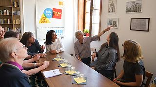 Aras mit Mitgliedern des Forschungsvereins in der Forschungs- und Archivstelle Artur und Felix Löwenstein.