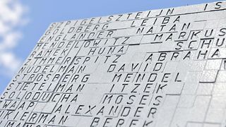 Mahnmal der KZ-Gedenkstätte Hailfingen/Tailfingen aus Aluminium und Beton mit Namen von Holocaust-Opfern