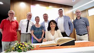 Landtagspräsidentin Aras trägt sich in das Goldene Buch der Stadt Mössingen ein.