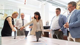 Aras in der Kulturscheune Mössingen in Begleitung des Mössinger Bürgermeisters Michael Bulander, Museumsleiterin Dr. Franziska Blum und Daniel Lede Abal, Abgeordneter des Wahlkreises Tübingen