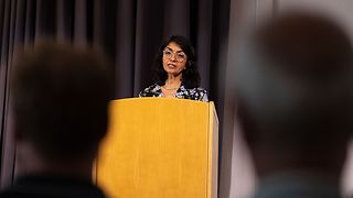 Landtagspräsidentin Aras hält ein Grußwort beim Empfang der Stadt Mössingen in der Quenstedt-Aula.